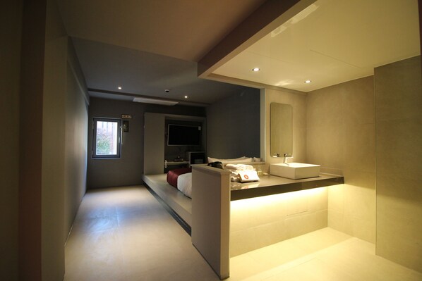 ห้องดีลักซ์ดับเบิล | Wi-Fi ฟรี, ผ้าปูที่นอน, ทางสำหรับรถเข็น