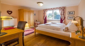 sun shine room | Blackout drapes, soundproofing, iron/ironing board, cribs/infant beds - Stöltings Landhaus (Wiehl)