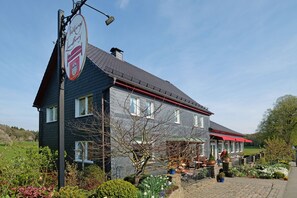 Free self parking - Stöltings Landhaus (Wiehl)