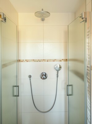 Dusche, kostenlose Toilettenartikel, Haartrockner