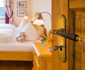 sun shine room | Blackout drapes, soundproofing, iron/ironing board, cribs/infant beds - Stöltings Landhaus (Wiehl)