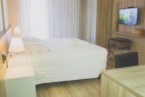 Frigobar, cofres nos quartos, escrivaninha, cortinas blackout