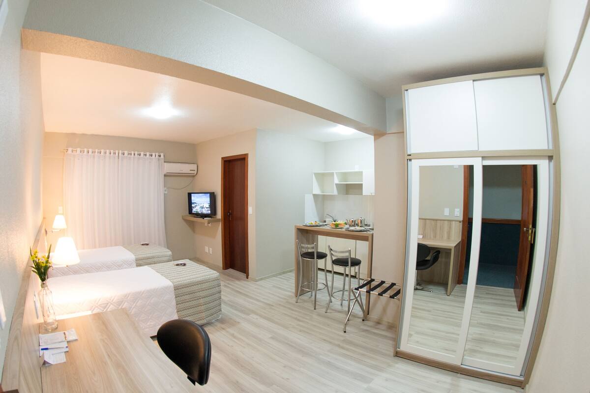 Deluxe-studio, 2 yhden hengen sänkyä | Minibaari, tallelokero huoneessa, työpöytä, pimennysverhot
