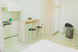 Studio Luxo Single | Eigene Kochnische | Herdplatte, Kochgeschirr/Geschirr/Besteck