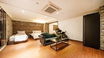 Two-Bedroom Suite | Edredones de plumas, decoración individual, mobiliario individual