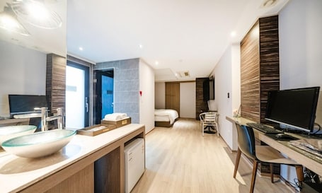 Suite Room - Terrace | Down comforters, individually decorated, individually furnished