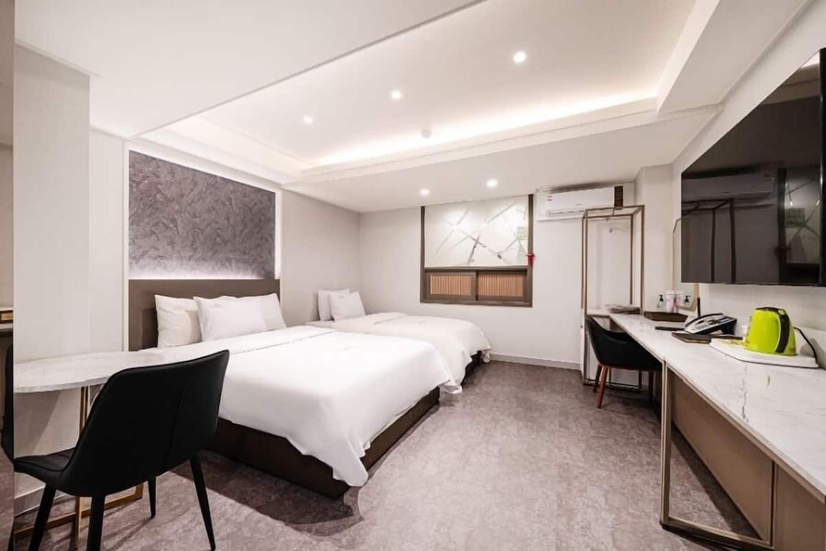 Twin Room with Private Bathroom | Copriletto in piuma, con stile personalizzato