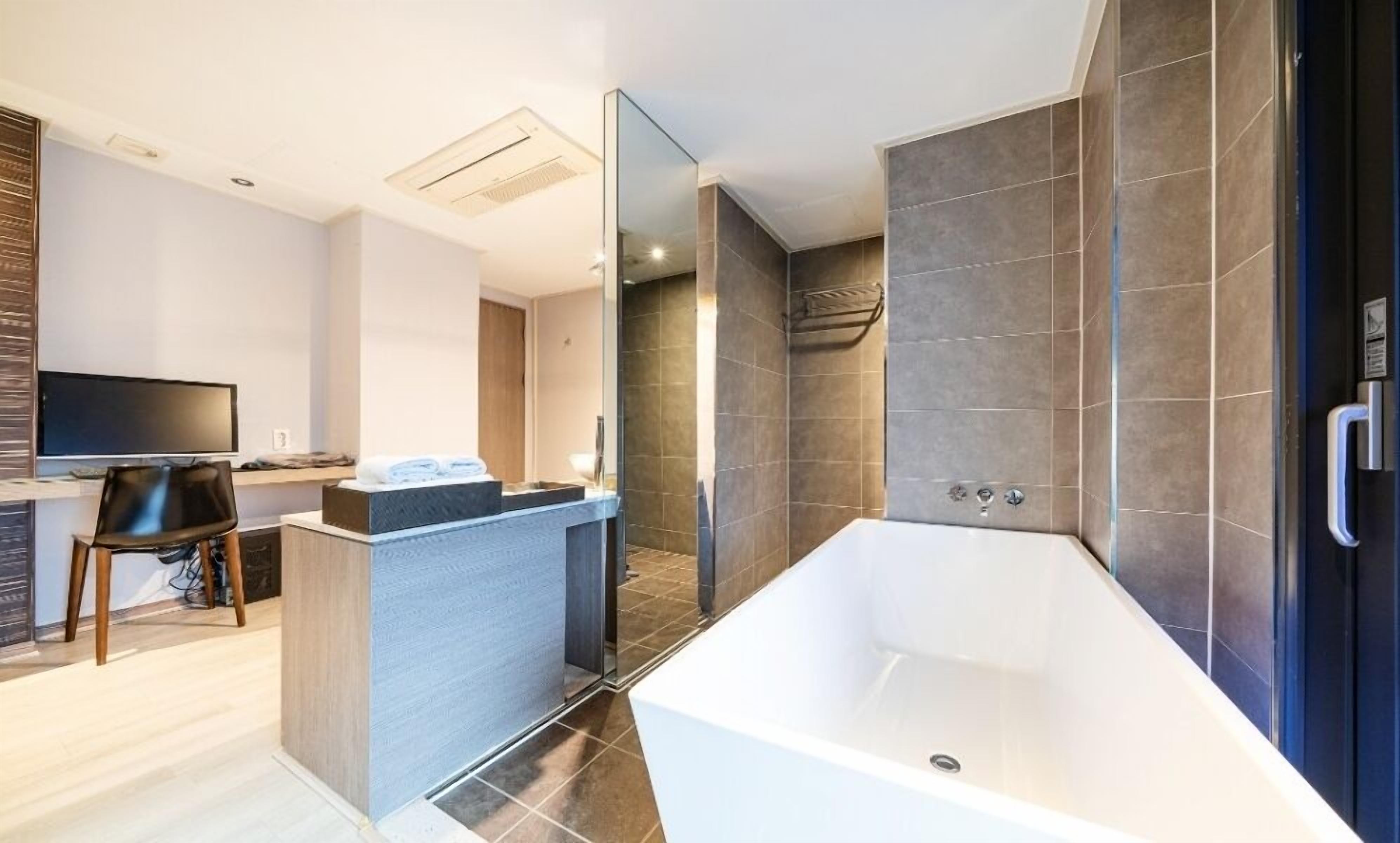 Suite Room - Terrace | Bilik Mandi | Pengering rambut, jubah mandi, tuala disediakan, syampu 