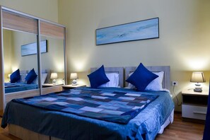 Quarto casal ou duplo básico, vista para o jardim | Individualmente decorados, individualmente mobiliados, escrivaninha