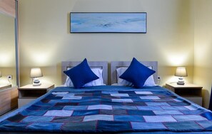 Quarto casal ou duplo básico, vista para o jardim | Individualmente decorados, individualmente mobiliados, escrivaninha