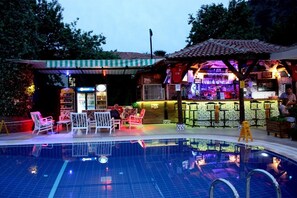 สระว่ายน้ำกลางแจ้ง