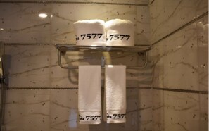 Douche, douche à « effet pluie », articles de toilette gratuits