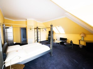 A hotel room with a bed, desk, chair, lamp, and skylight. - Hotel Mirage (Duisburg)