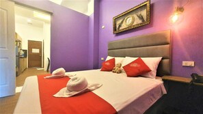 Desk, free WiFi, bed sheets - OYO 108 Spiral Suites (Quezon City)