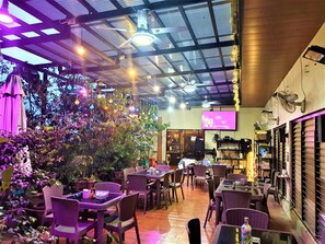 Outdoor dining - OYO 108 Spiral Suites (Quezon City)