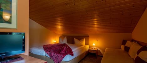 Dreibettzimmer, eigenes Bad (mit Aufbettung) | Zimmerausstattung