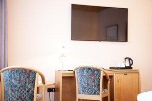 Minibar, desk, laptop workspace, blackout curtains - Hotel Lonac (Duisburg)