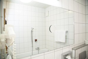 Hair dryer, towels, soap, shampoo - Hotel Lonac (Duisburg)