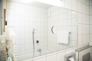 Secador de cabelo, toalhas de banho, sabonete, shampoo