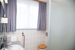 Hair dryer, towels, soap, shampoo - Hotel Lonac (Duisburg)