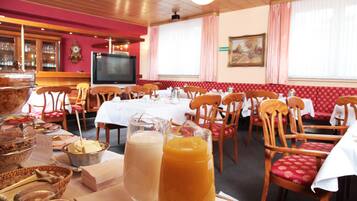 Se ofrece un desayuno bufé todos los días (10 EUR por persona)