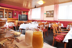 Desayuno buffet diario (EUR 10 por persona)