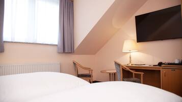 Minibar, escritorio, espacio para trabajar con un portátil