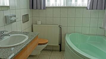 Haartrockner, Handtücher, Seife, Shampoo