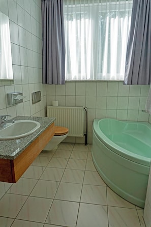 Hair dryer, towels, soap, shampoo - Hotel Lonac (Duisburg)