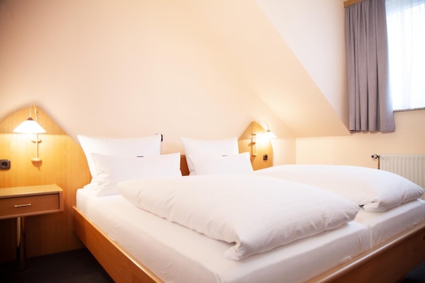 Minibar, skrivbord, arbetsyta för laptop och mörkläggningsgardiner