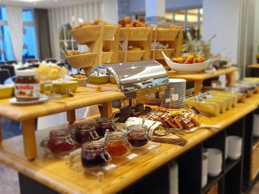Morgenmadsbuffet hver dag (14 EUR pr. person)