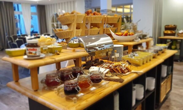 Daily buffet breakfast (EUR 14 per person) - Hotel & Restaurant Merfelder Hof (Duelmen)