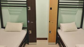 Basic-Zweibettzimmer | Verdunkelungsvorhänge, kostenloses WLAN, Bettwäsche