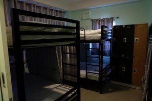 Blackout drapes, free WiFi, bed sheets - Mahannop Hostel (Bangkok)