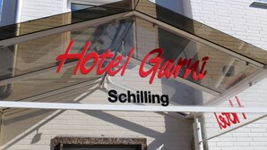 A hotel sign with the name "Hotel Garni" and the location "Schilling". - Hotel Garni Schilling (Duisburg)