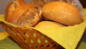 A basket of bread on a yellow cloth. - Hotel Garni Schilling (Duisburg)