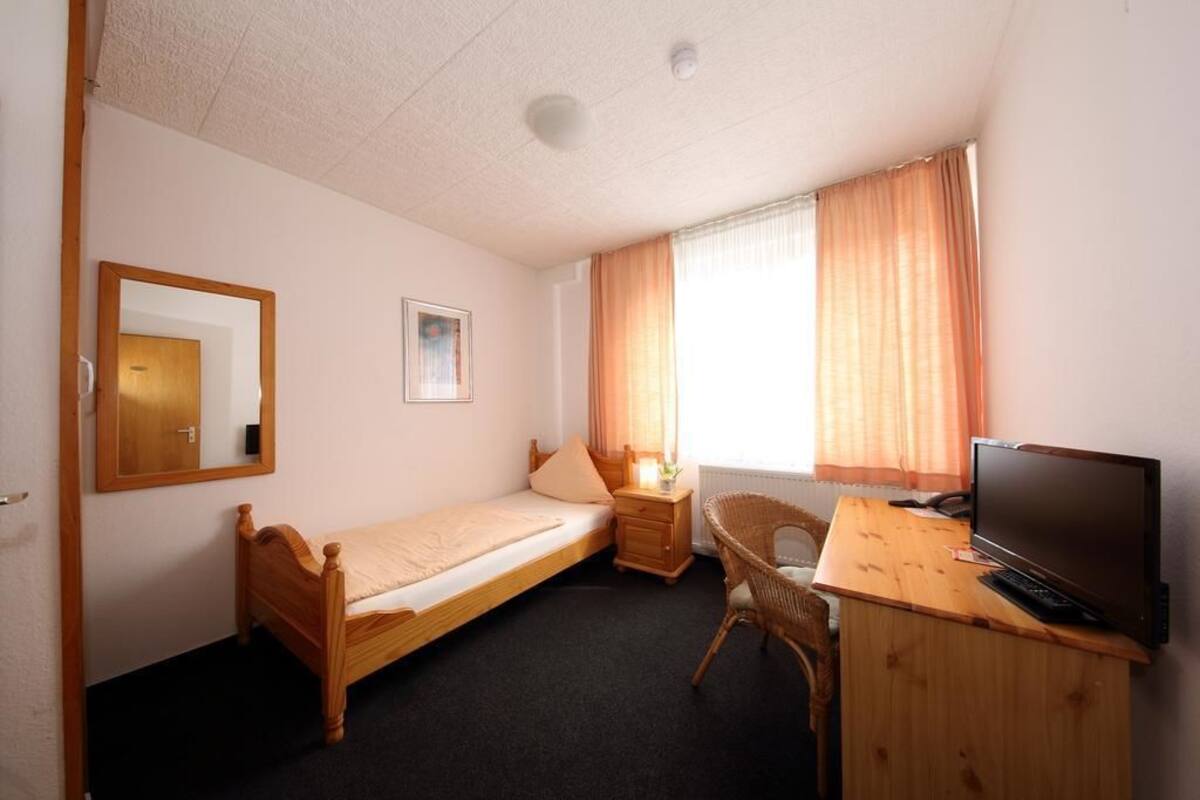 Single Room, Non Smoking | Desk, free WiFi, bed sheets