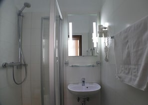 Shower, hair dryer, towels - Hotel St. Petrus (Gelsenkirchen)