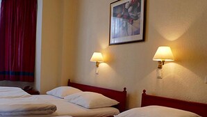 Triple Room | WiFi (free), bed sheets - Hotel St. Petrus (Gelsenkirchen)