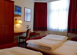 Triple Room | Free WiFi, bed sheets - Hotel St. Petrus (Gelsenkirchen)