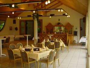 Daily continental breakfast (EUR 7 per person)