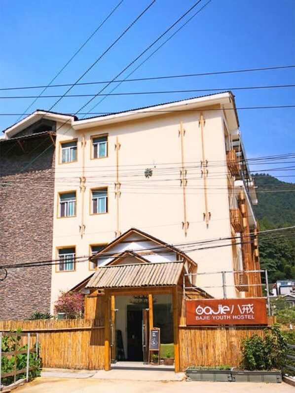 Front of property - Bajie Youth Hostel National Forest Park (Zhangjiajie)