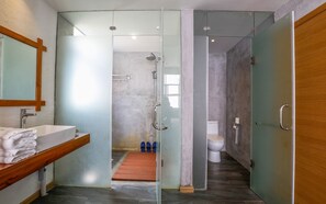 Shower, perlengkapan mandi gratis, pengering rambut, dan sandal
