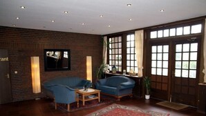 Lobby sitting area - Hotel Graf Luckner (Papenburg)