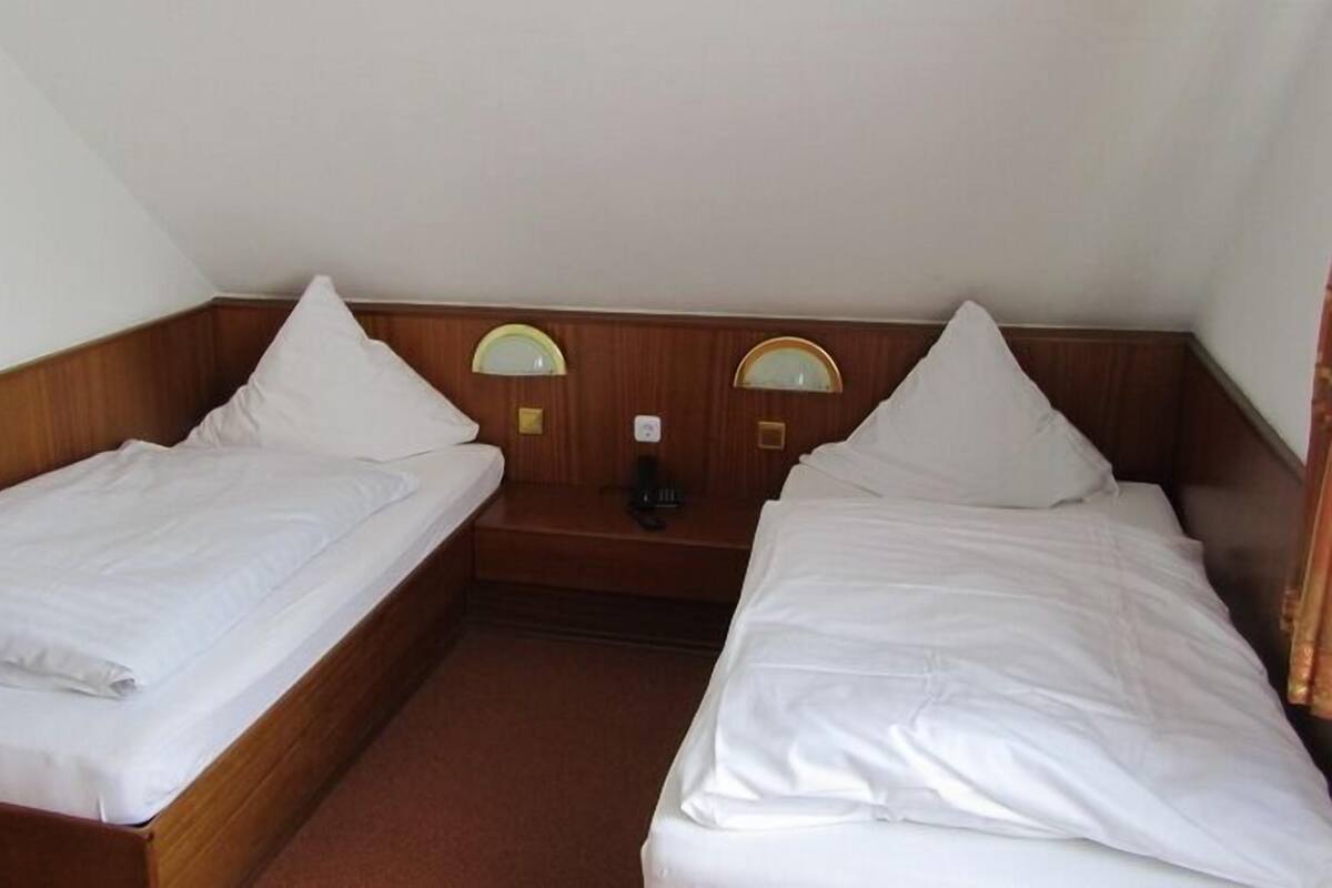Twin Room | Desk, free WiFi