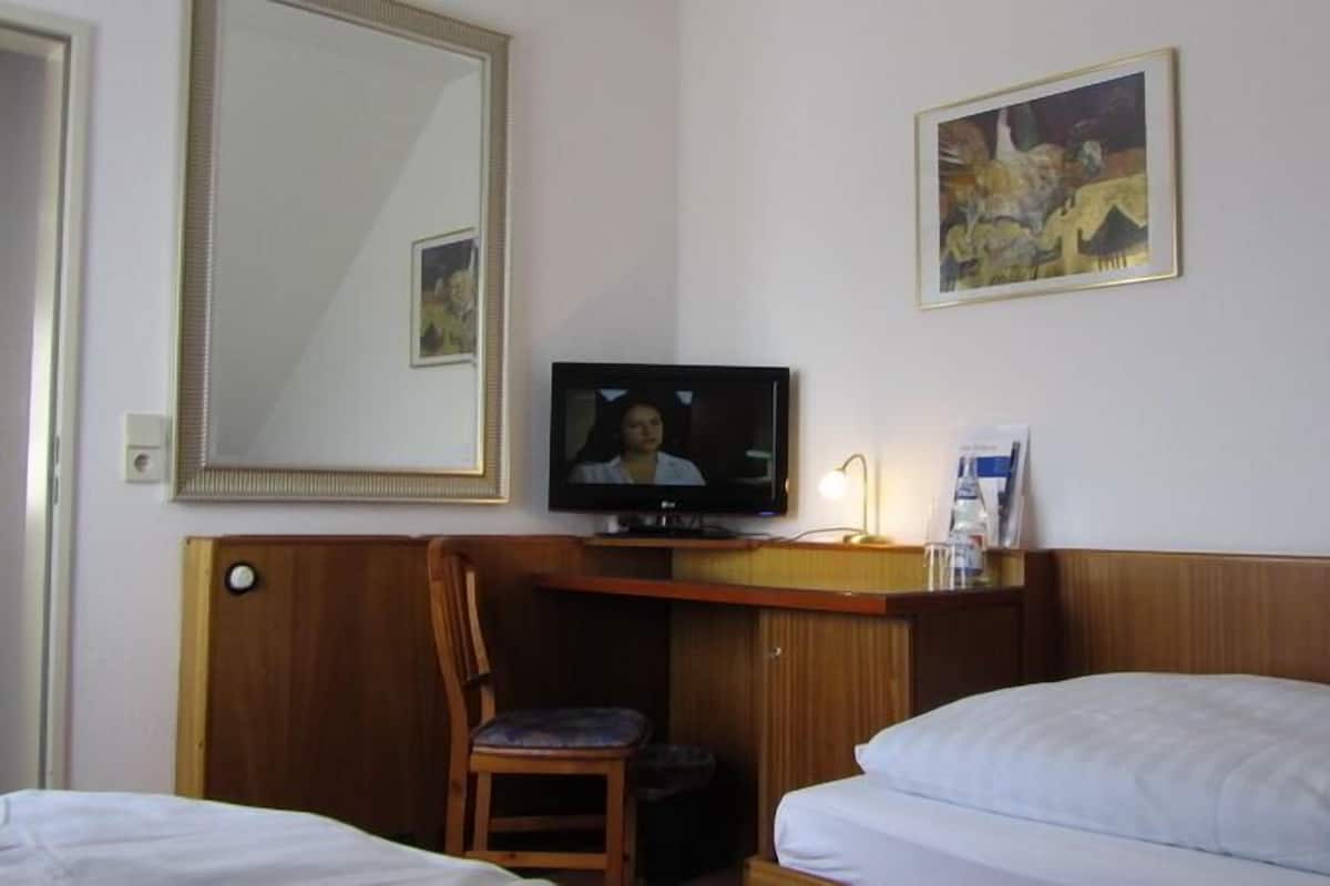 Single Room | Desk, free WiFi