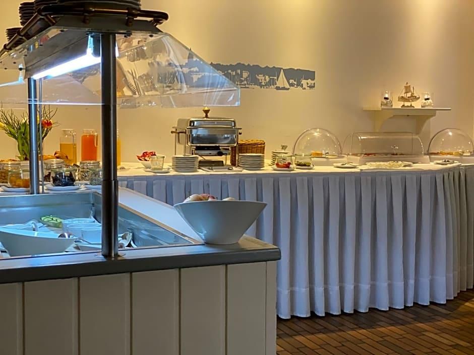 En buffet med et udvalg af madretter og en kaffestation.