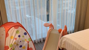 Habitación cuádruple estándar | Caja de seguridad en la habitación, escritorio y cortinas blackout
