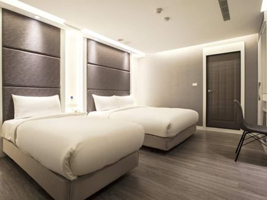 Quarto triplo | Cofres nos quartos, escrivaninha, quartos à prova de som