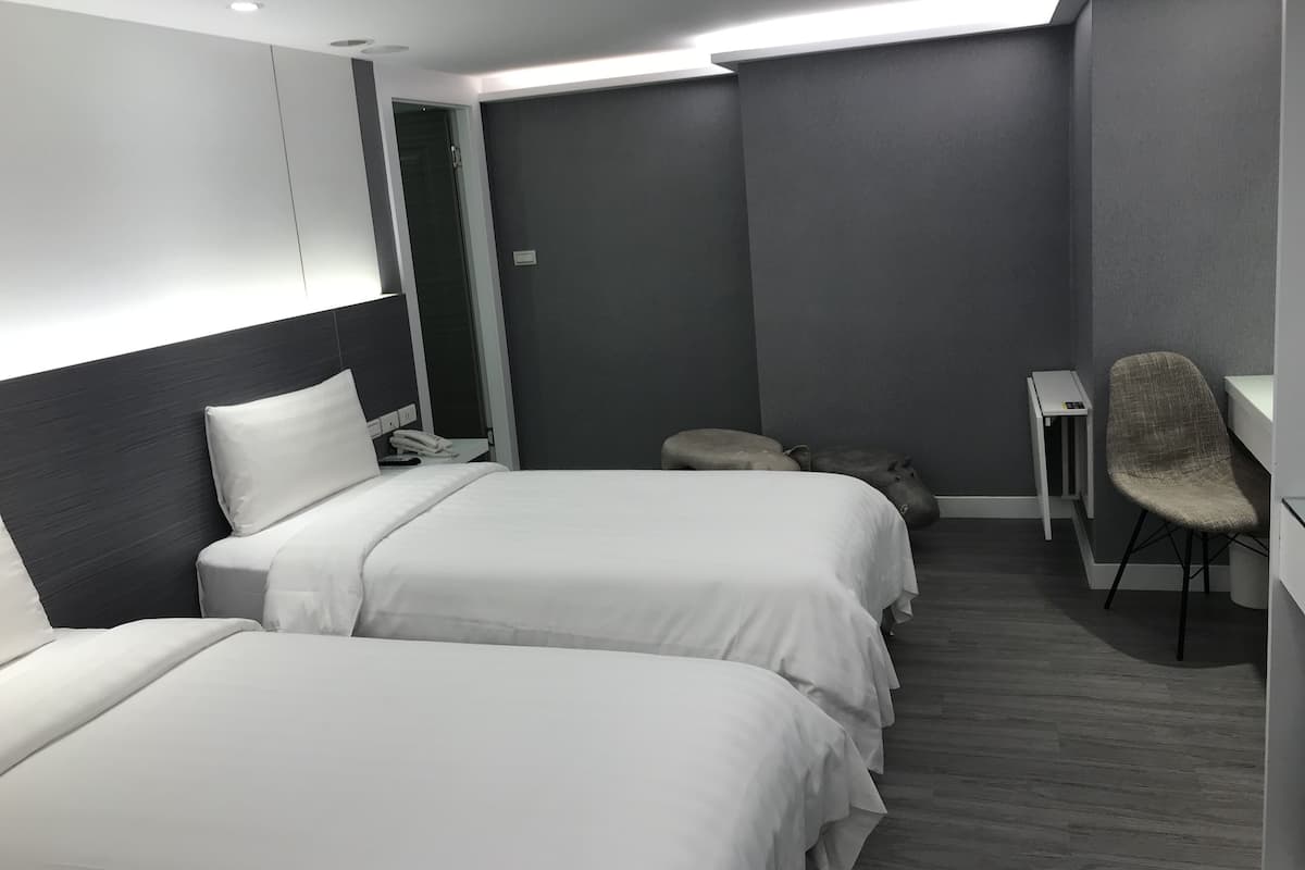 Superior Twin kamer (No Windows) | Een kluis op de kamer, een bureau, verduisterende gordijnen